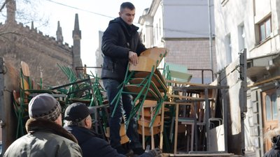 Миколаївські бомбосховища оснащують меблями зі шкіл Миколаївські бомбосховища оснащують меблями зі шкіл