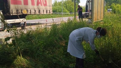 Держекоінспекторка бере проби грунту Держекоінспекторка бере проби грунту