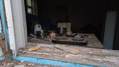 Вибиті вікна, понівечені будинки. Який вигляд має місце падіння уламків ракети РФ у Дніпрі – фоторепортаж
