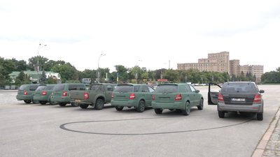 "Ми це дуже цінуємо": адміністратори харківських телеграм-каналів передали машини для військових "Ми це дуже цінуємо": адміністратори харківських телеграм-каналів передали машини для військових