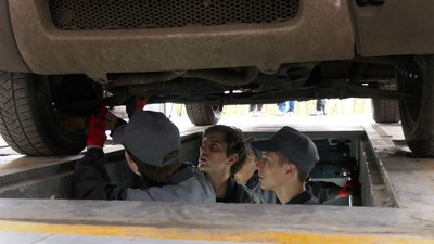 "Воскрешають з мертвих". 10 автомайстрів з Прикарпаття полагодили понад 200 автомобілів з передової "Воскрешають з мертвих". 10 автомайстрів з Прикарпаття полагодили понад 200 автомобілів з передової