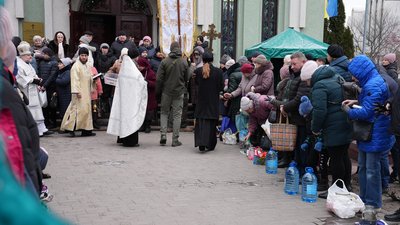 Черга на освячення води біля Свято-Троїцького собору, 6 січня 2024 року