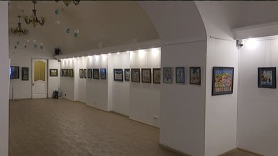 Маленькі магічні персонажі: у Сумах стартувала виставка "Кольорові історії"