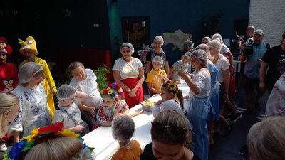 У Дніпрі діти-переселенці ліплять вареники для військових У Дніпрі діти-переселенці ліплять вареники для військових