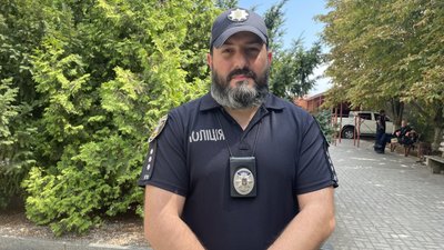 Конфлікт через бетонну перешкоду. У Миколаєві мешканці будинку перекрили дворовий проїзд Конфлікт через бетонну перешкоду. У Миколаєві мешканці будинку перекрили дворовий проїзд
