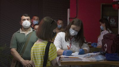 Щеплюють в кафе та в наметі на Кобилянській. Як у Чернівцях проходить вакцинація від COVID Щеплюють в кафе та в наметі на Кобилянській. Як у Чернівцях проходить вакцинація від COVID