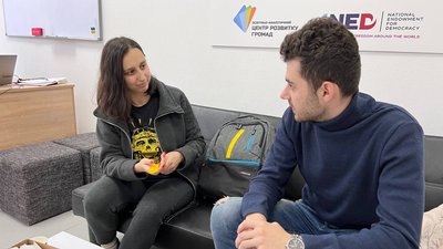 У Тернополі школярам роздають світловідбивачі У Тернополі школярам роздають світловідбивачі