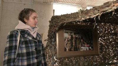 Бронежилет зі слідами крові: у Черкаському музеї представили військову виставку Бронежилет зі слідами крові: у Черкаському музеї представили військову виставку