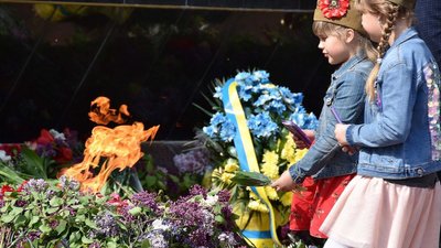 Більшість українців вважають правильним святкувати День перемоги 9 травня