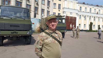 Волонтери передали теробороні Житомирщини дві військові вантажівки Волонтери передали теробороні Житомирщини дві військові вантажівки
