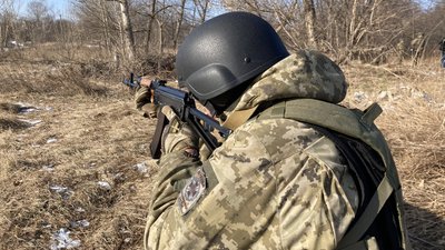 На Харківщині українських захисників тренують колишні військові країн НАТО На Харківщині українських захисників тренують колишні військові країн НАТО