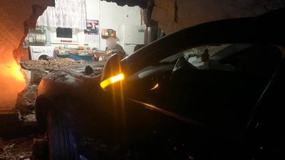 Поліцейські Одещини встановлюють обставини ДТП, під час якої автівка розтрощила стіну будинку Поліцейські Одещини встановлюють обставини ДТП, під час якої автівка розтрощила стіну будинку