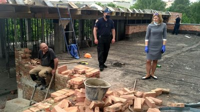 Затулило вікна. На будівництво у Луцьку викликали поліцію Затулило вікна. На будівництво у Луцьку викликали поліцію