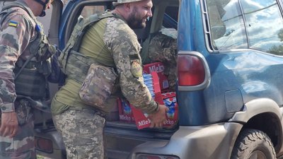Військовослужбовці 103 бригади доставили допомогу мешканцям звільненого Озерного на Донеччині Військовослужбовці 103 бригади доставили допомогу мешканцям звільненого Озерного на Донеччині