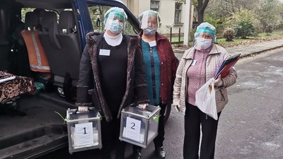 У "червоному" районі на Волині черги до однієї з дільниць, двоє недужих на COVID-19 голосують вдома