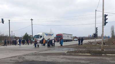 Штовханина з поліцією і виклик швидкої — у Коростені на Житомирщині пенсіонери-чорнобильці вийшли на протест Штовханина з поліцією і виклик швидкої — у Коростені на Житомирщині пенсіонери-чорнобильці вийшли на протест