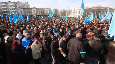 Кілька тисяч кримських татар зібралися на площі Леніна у Сімферополі на мітинг, 23 лютого 2014 року