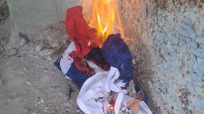У Мелітополі активісти руху "Зла Мавка" спалили прапори РФ