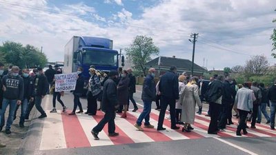 Перекривали дорогу: на Франківщині люди протестують проти будівництва свиноферми