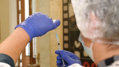 Жительку Рівненщини не хотіли вакцинувати у театрі через прописку. Чому так сталось
