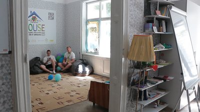 У Чернівцях облаштували прихисток-коворкінг для вимушених переселенців, які волонтерять У Чернівцях облаштували прихисток-коворкінг для вимушених переселенців, які волонтерять