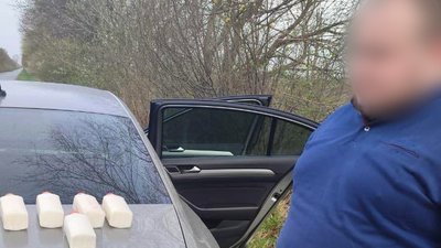 Правоохоронці затримали чоловіка, який перевозив наркотики