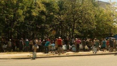 В Маріуполі щоденно в черзі стоять за гуманітарною допомогою до 2 тисяч людей