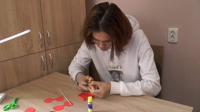 "Червоний мак — пам'ять народу". У Дніпрі для дітей переселенців з Луганщини зробили майстер-клас "Червоний мак — пам'ять народу". У Дніпрі для дітей переселенців з Луганщини зробили майстер-клас