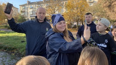 Учасники "Найдовшого в світі марафону" спілкуються з бійцем "Дібровою" Учасники "Найдовшого в світі марафону" спілкуються з бійцем "Дібровою"