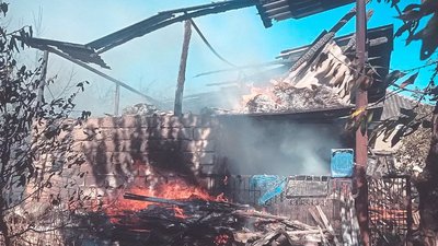 Буковинка, яка спалювала суху траву, через необережність підпалила власне житло