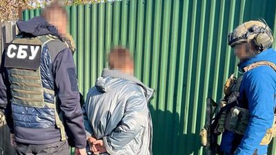 На Сумщині затримано трьох місцевих мешканців, яких підозрюють у державній зраді На Сумщині затримано трьох місцевих мешканців, яких підозрюють у державній зраді