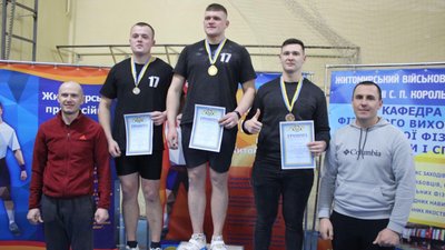 У Житомирі відбувся чемпіонат області з гирьового спорту. Половина з учасників – курсанти