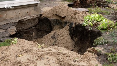 Потік води зносив паркани й автівки: жителі Одеси відновлюють свої домівки після негоди Потік води зносив паркани й автівки: жителі Одеси відновлюють свої домівки після негоди