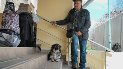 Евакуйований чоловік з собакою