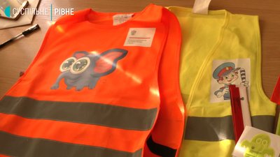 Польський віце-консул привіз рівненським школярам світловідбиваючі жилети
