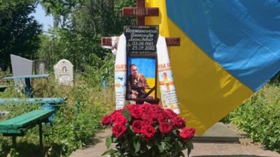 Зірвали українські прапори та погнули флагштоки: у Дніпрі невідомі понівечили могили військових Зірвали українські прапори та погнули флагштоки: у Дніпрі невідомі понівечили могили військових