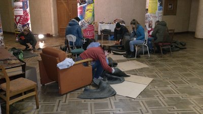 У майстерні рівненського драмтеатру замість костюмів шиють балаклави У майстерні рівненського драмтеатру замість костюмів шиють балаклави