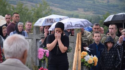 На Мукачівщині попрощалися з полеглим на війні прикордонником Василем Якимом На Мукачівщині попрощалися з полеглим на війні прикордонником Василем Якимом