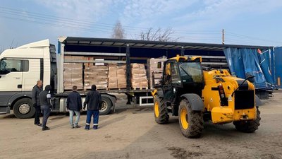 У Тростянці починають роздавати гуманітарну допомогу та евакуювати людей У Тростянці починають роздавати гуманітарну допомогу та евакуювати людей