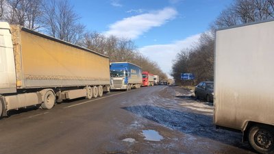 "Транспортації - ні". На Буковині знову перекривають дороги через ціни на газ "Транспортації - ні". На Буковині знову перекривають дороги через ціни на газ