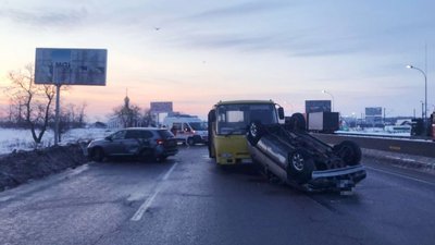 На трасі Київ-Одеса зіткнулися три легковики та автобус: один водій травмувався