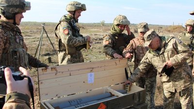 На полігоні біля Рівного ЗСУ вперше випробовує чеські постріли до гармати "Рапіра" На полігоні біля Рівного ЗСУ вперше випробовує чеські постріли до гармати "Рапіра"
