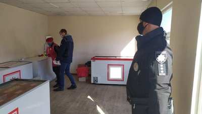 Чи дотримуються продавці санітарних норм, перевірили в магазинах на вулиці Попова у Кропивницькому Чи дотримуються продавці санітарних норм, перевірили в магазинах на вулиці Попова у Кропивницькому