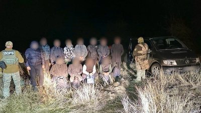 Чоловіки, які намагалися виїхати незаконно за кордон Чоловіки, які намагалися виїхати незаконно за кордон