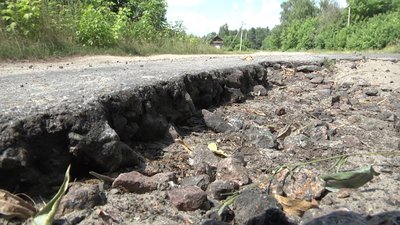 Через розбиту дорогу не ходять автобуси: на Новгород-Сіверщині відремонтують дорогу до Об’єднаного