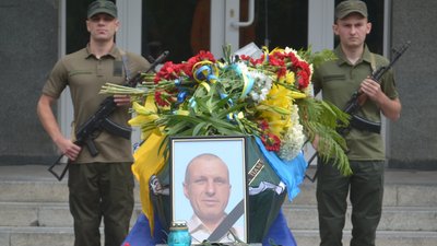 На Сумщині поховали українського захисника Андрія Безверхого