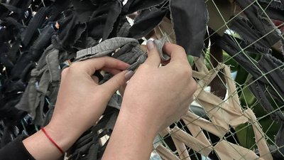 Тернополяни плетуть маскувальні сітки Тернополяни плетуть маскувальні сітки