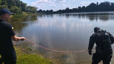 На Волині водолази обстежують місця купання. Як це відбувається і що знаходять на дні На Волині водолази обстежують місця купання. Як це відбувається і що знаходять на дні