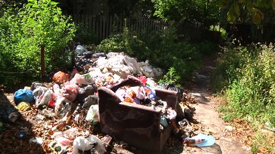 У Житомирі біля багатоповерхівки утворилося стихійне смітєзвалище У Житомирі біля багатоповерхівки утворилося стихійне смітєзвалище