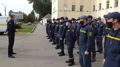 Третя зміна рятувальників поїхала гасити лісові пожежі на Луганщині